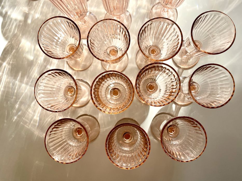 Conjunto de 36 copos antigos em vidro rosado – elegância vintage