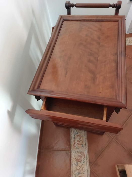 Carrinho de chá e bebidas para sala de estar em cerejeira