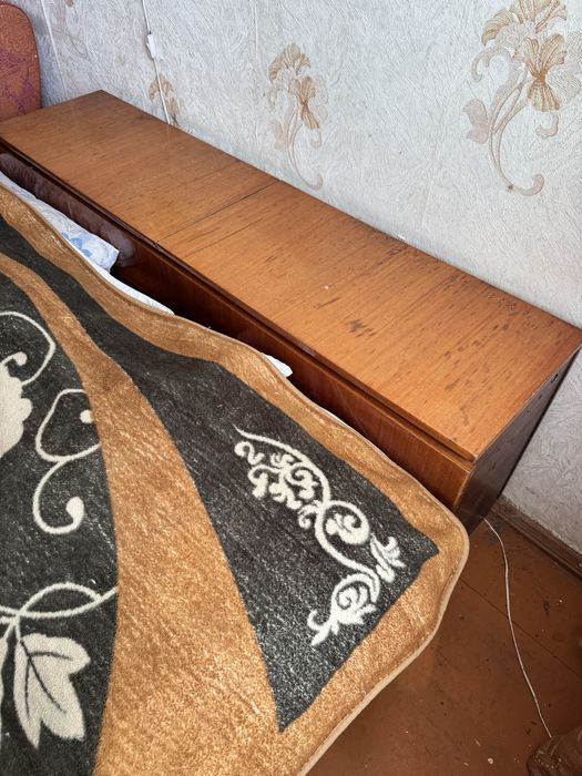 Двоспальне ліжко з комодом в підголівʼї