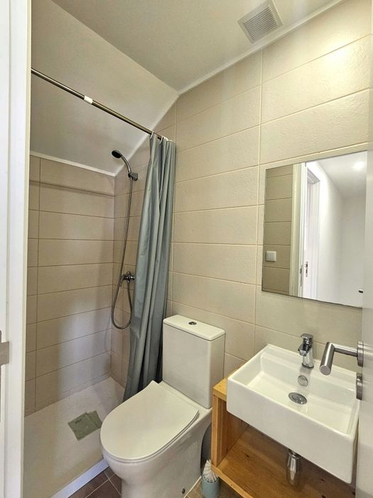 Moradia T3 totalmente renovada com ,3 pisos ,semi equipada , transportes públicos para Loures, Odivelas, Lisboa, Bucelas