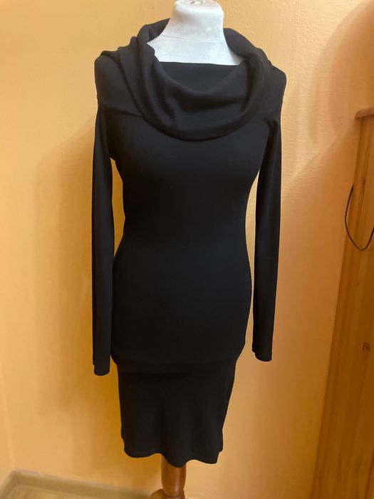 Czarna sukienka z szerokim golfem.