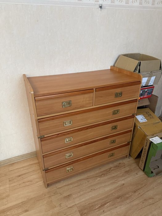 2 małą szafkę z szufladami