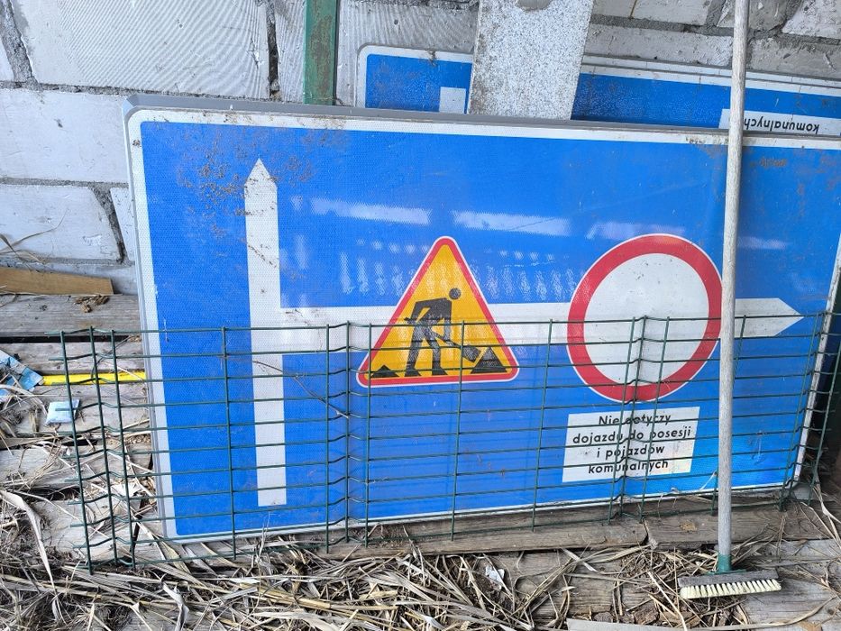 Znaki drogowe na budowę