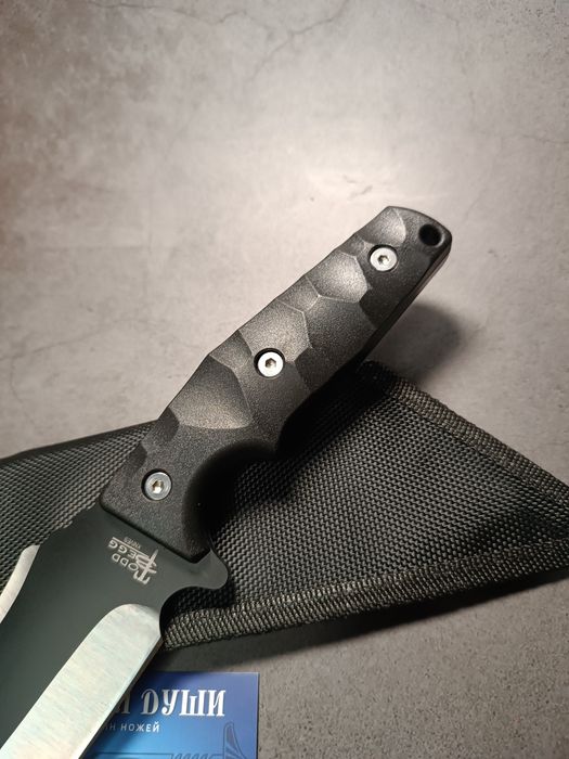 Тактический нож с клинком в стиле танто и чёрной рукояткой