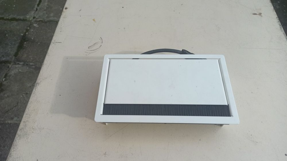 System gniazd chowanych w blacie, mediaport BACH MANN CONI. 2x230V + HDMI + Cat5e.