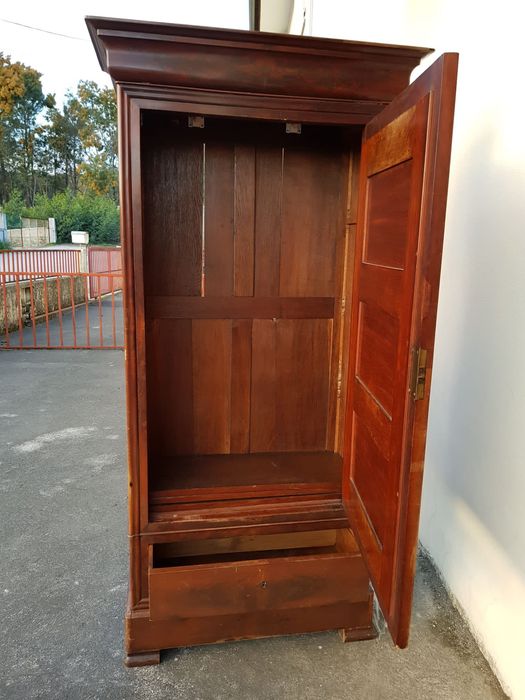 Armário com espelho de Madeira