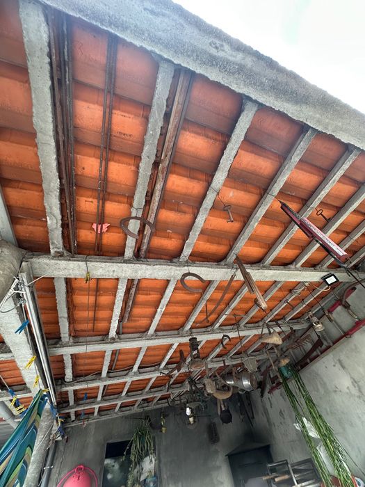 Vendo 300 telhas, vigas em cimento, duas colunas como na foto e os caleiros