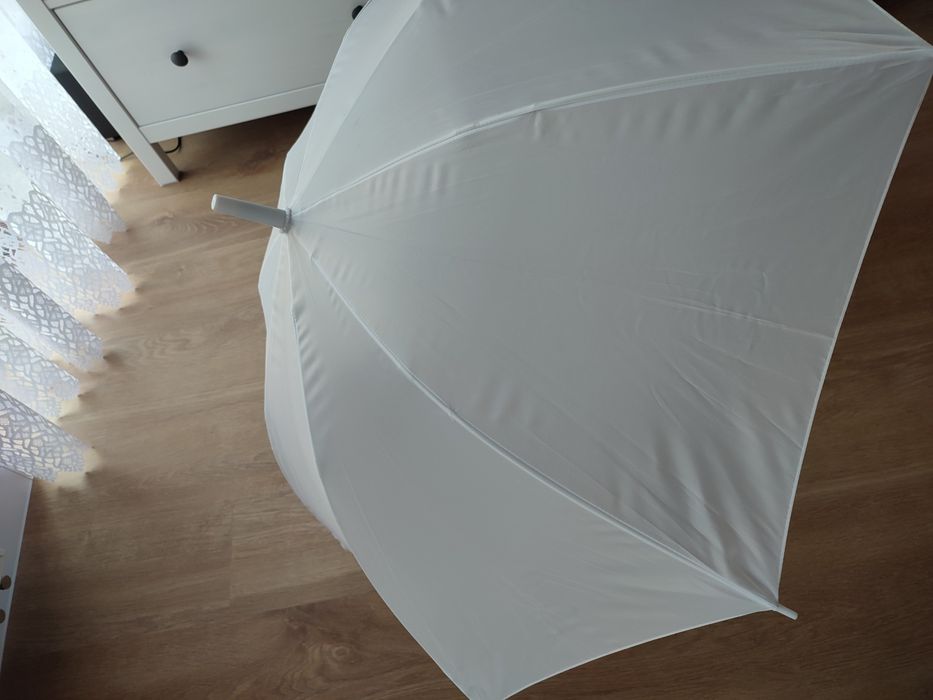 Biały parasol ślubny