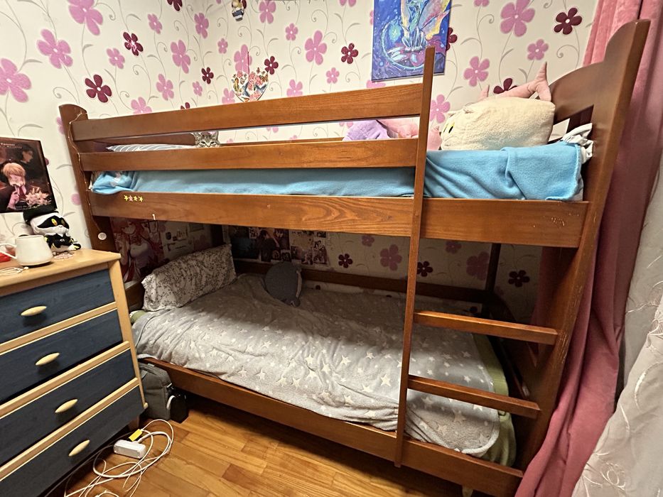 Продам двохярусне деревʼяне ліжко