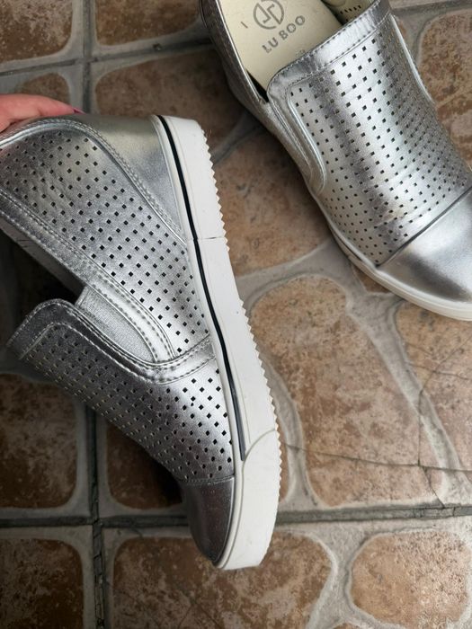 Buty srebrne na koturnie 39