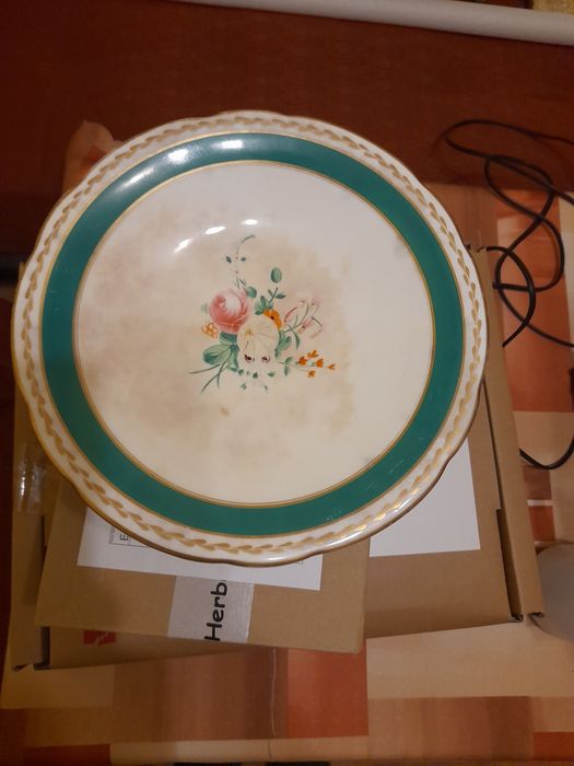 Ceramiczna patera ładna stojąca na nóżce