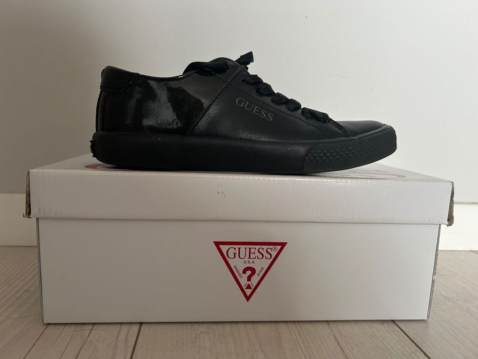 Czarne sneakersy Guess