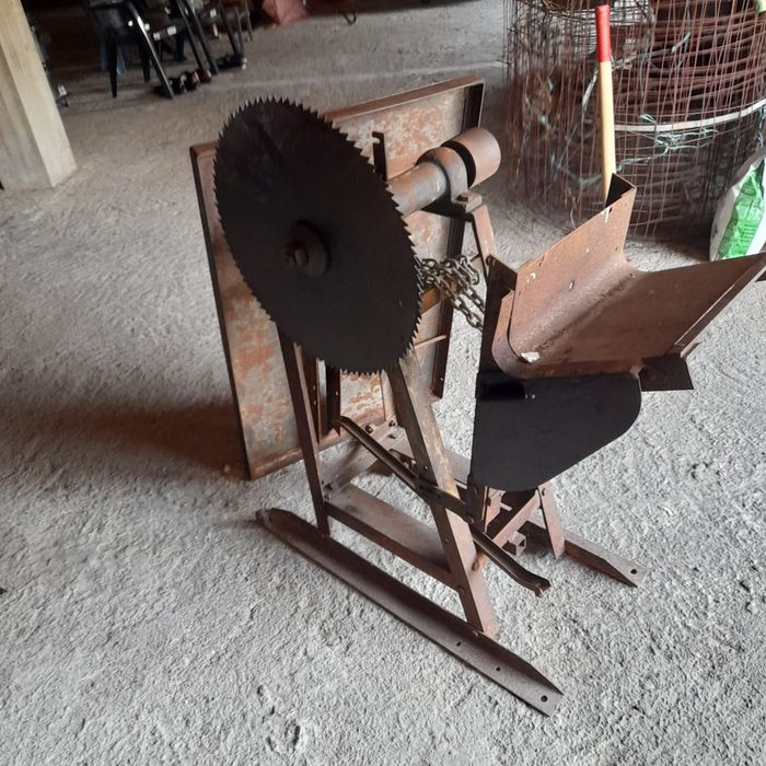 Mesa com disco para cortar
