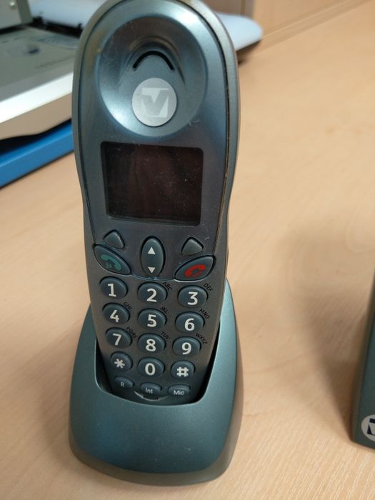 Zestaw telefonów stacjonarnych, bezprzewodowych.