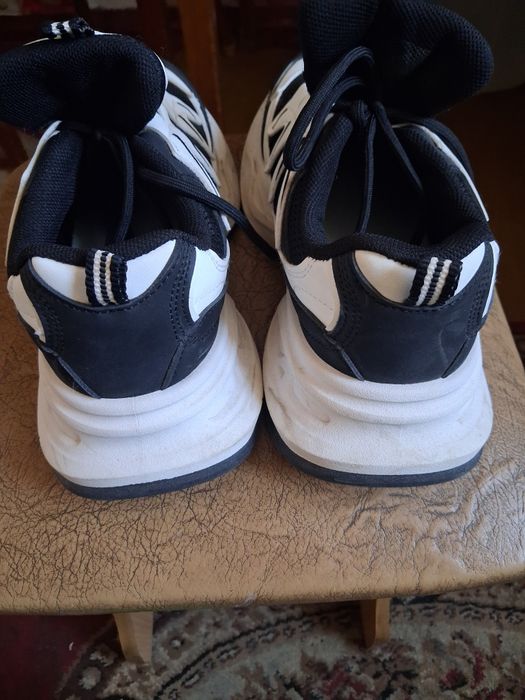 Продам жіночі кросівки