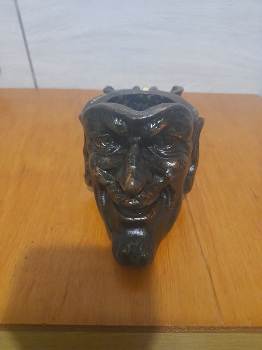 Чугуная пепельница.