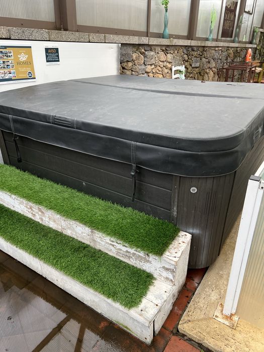 Jacuzzi/ Spa 6 lugares com cromoterapia