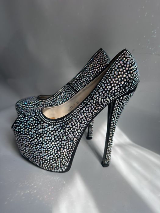 Випускні туфлі 36 р.