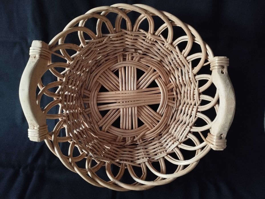 Conjunto de dois cestos em vime com um design artesanal e rústico