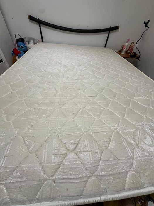 Vendo Cama e colchões