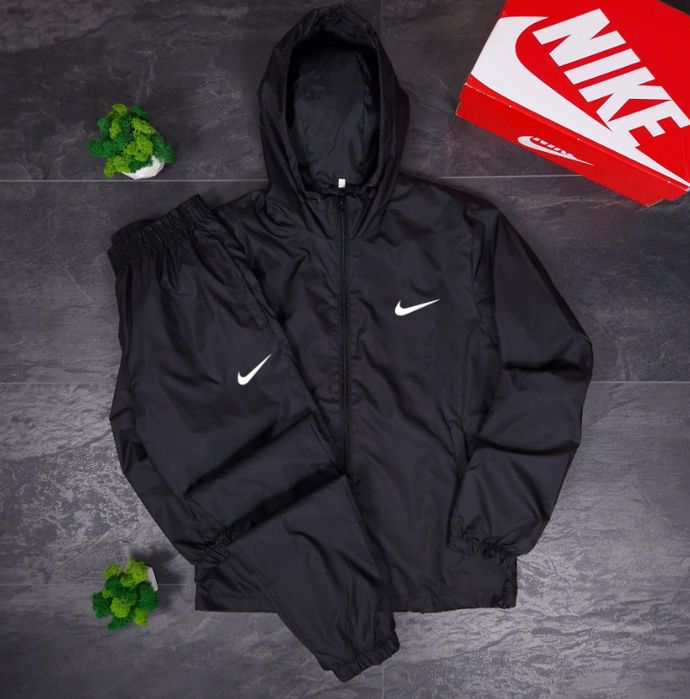 Костюм від «Nike» на плащівці
