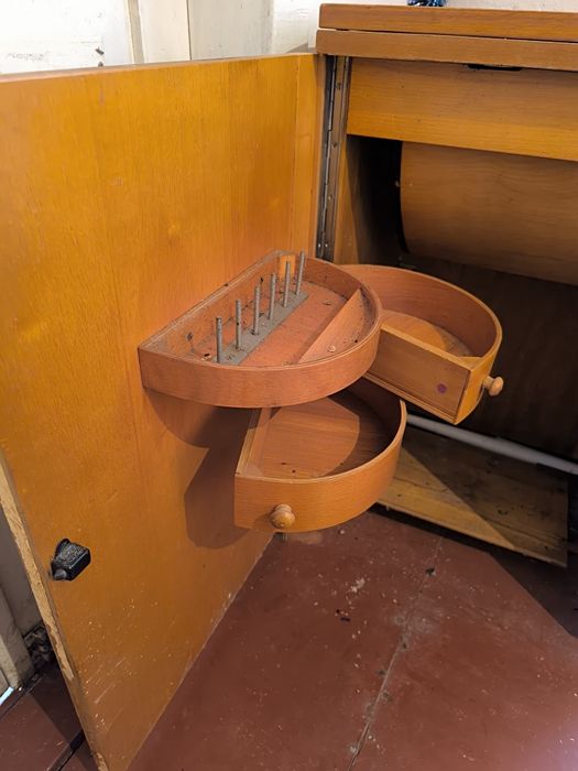 Швейна машинка с ножним приводом.