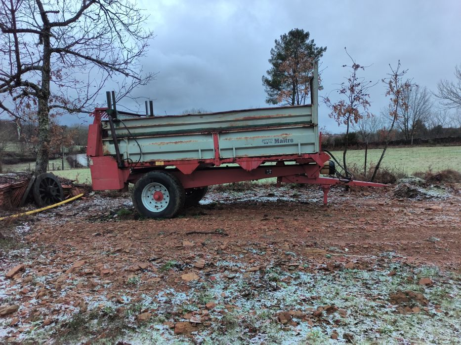 Reboque espalhador de estrume