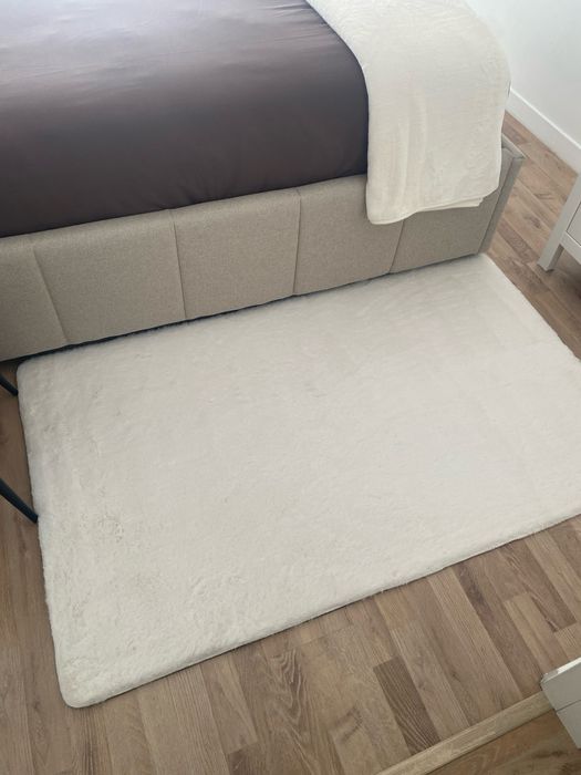 Tapete branco de pêlo