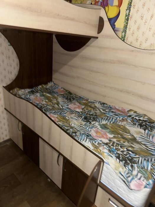 Двухярусные кровати со столом и шкафом