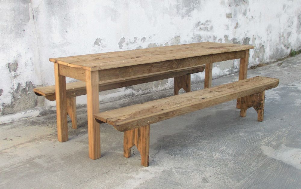 Mesa e par de bancos em castanho séc. XVIII