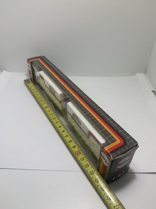 Mercedes com reboque da Herpa escala H0 1/87