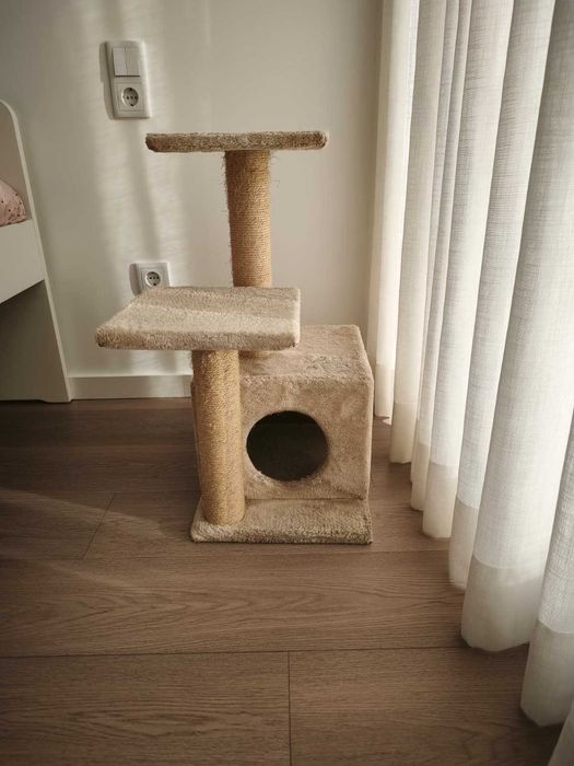 Arranhador de gato bege
