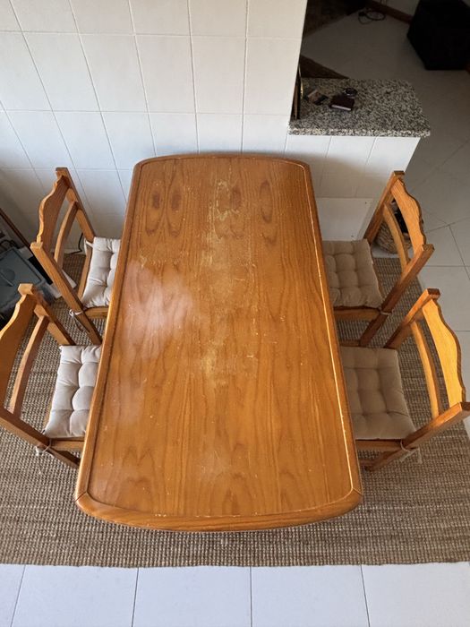 Mesa e cadeiras