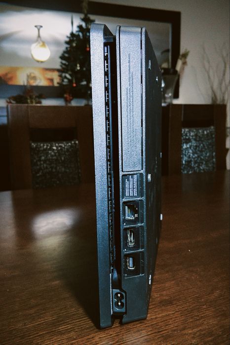 PlayStation 4 Slim 1TB + Comando + Estação Carregamento + 6 Jogos