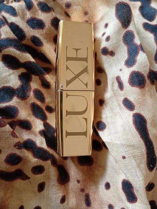 Avon luxe kremowa szminka Amour