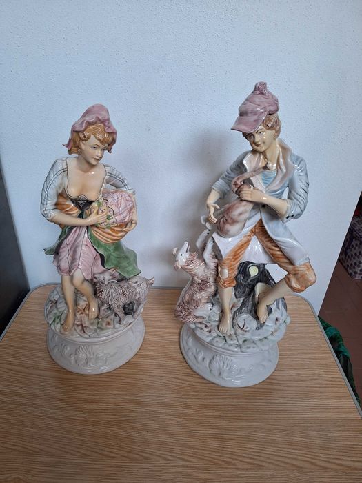 Par de Estatuetas Antigas em Porcelana – Figuras Pastoris Estilo Capodimonte