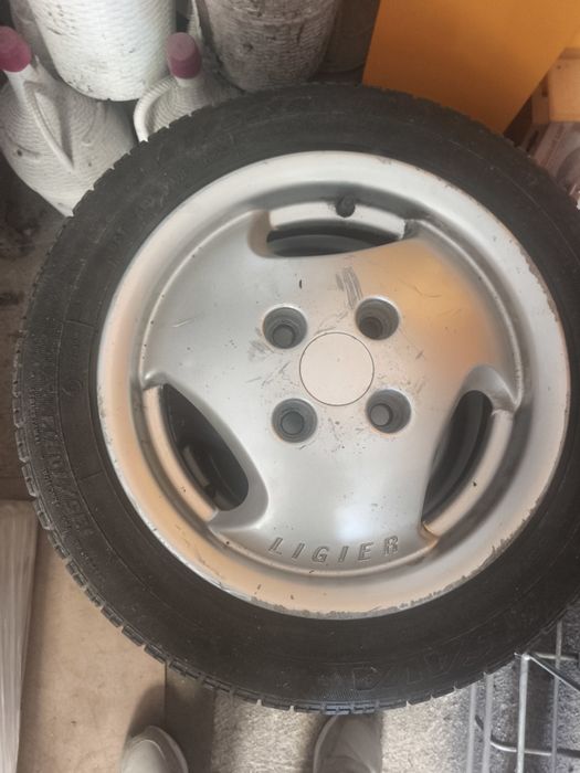Jantes com pneus Carro sem carta