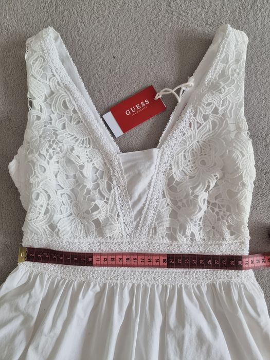 Sukienka GUESS z haftem