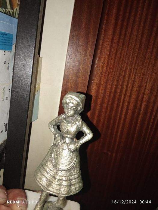 Estátua de uma varina em bronze ou latão