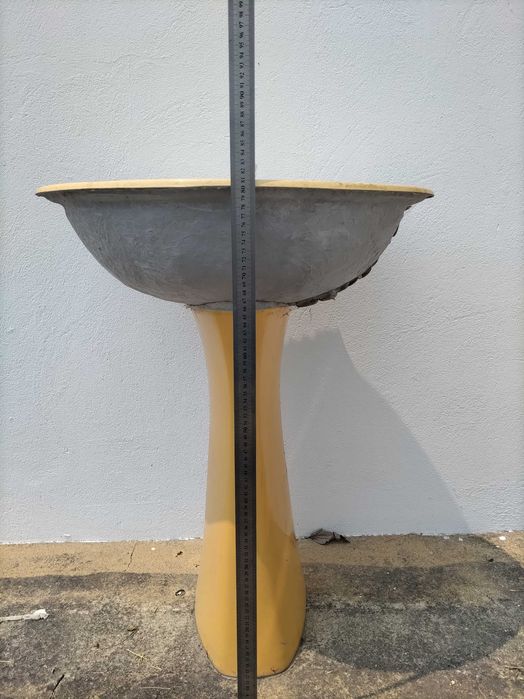 Lavatório com pedestal, torneira e acessórios de esgoto