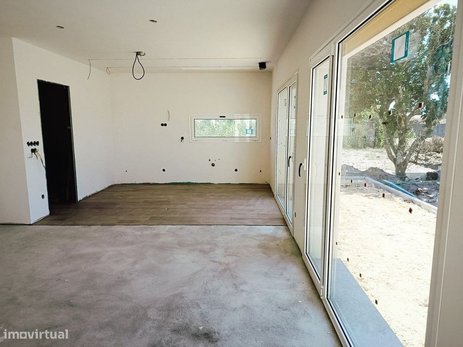 Moradia T2+1 - Reconstrução integral fase de acabamentos - Ervedeira