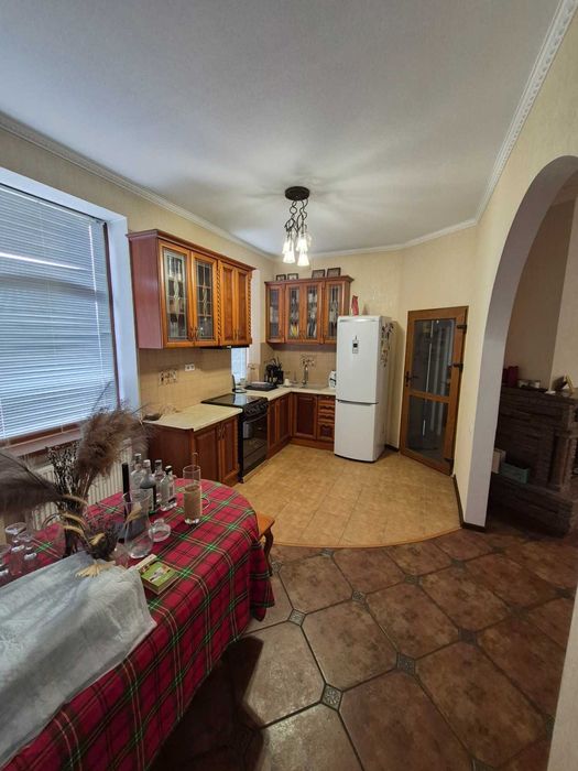 Продам добротний будинок 225м2 з ремонтом меблями і технікою, 10 соток