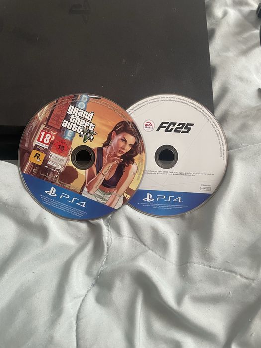Konsola ps4 z 2 grmi
