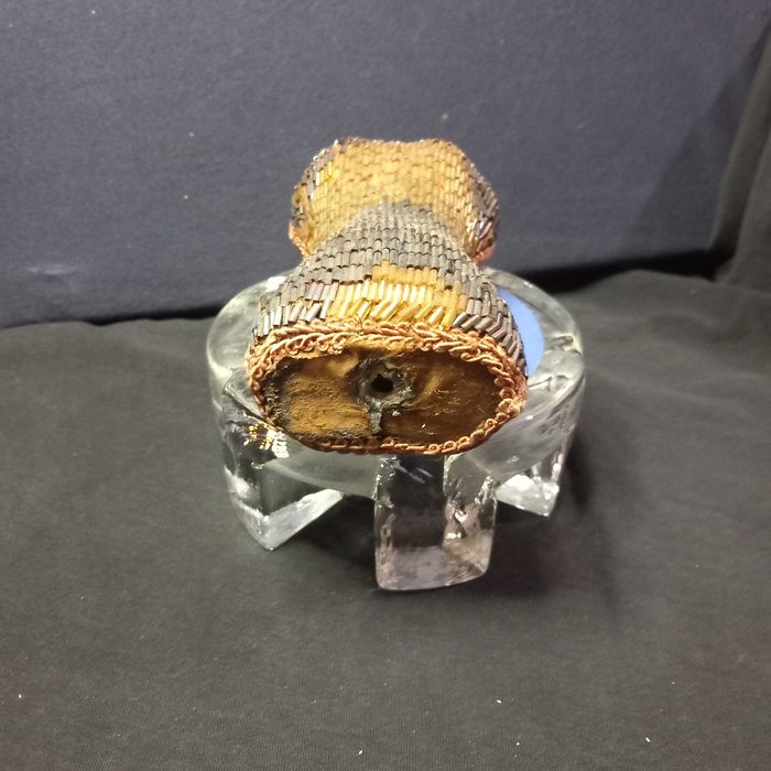 Busto em madeira e missangas