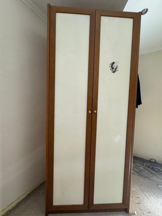 Roupeiro em madeira 2 portas , 4 gavetas