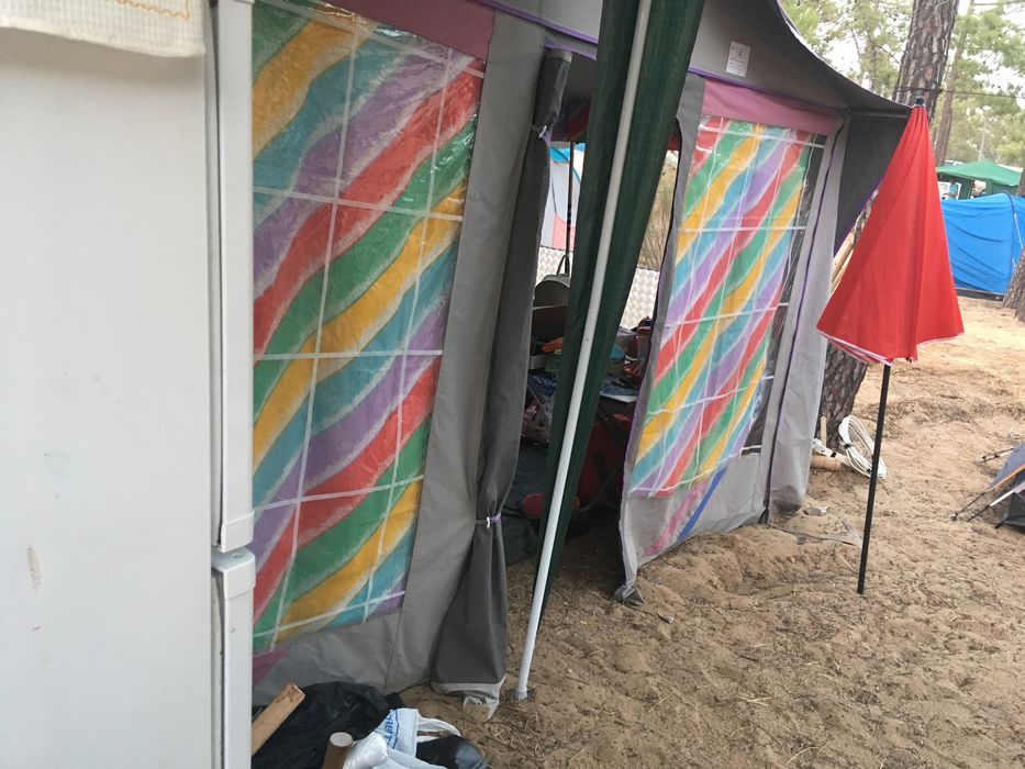 Atrelado tenda Sarium 2 quartos + sala (mesa + sofá)