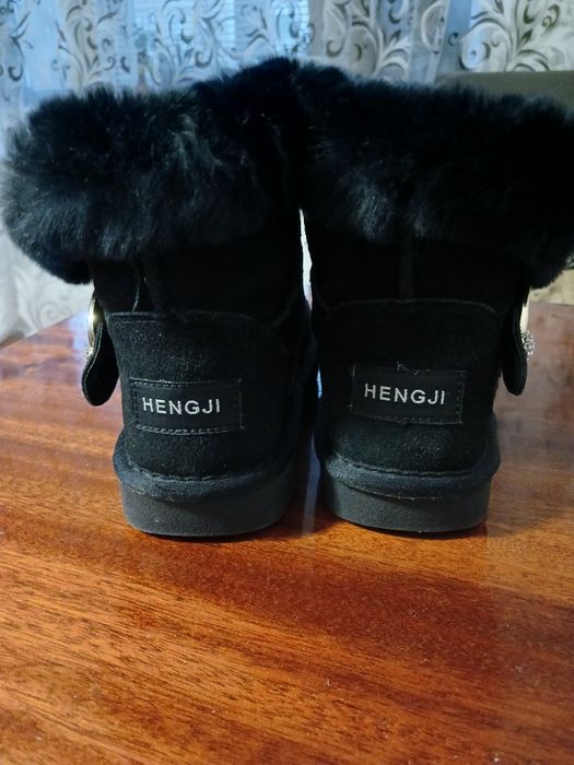 Уги натуральний замш на дівчинку розмір  31