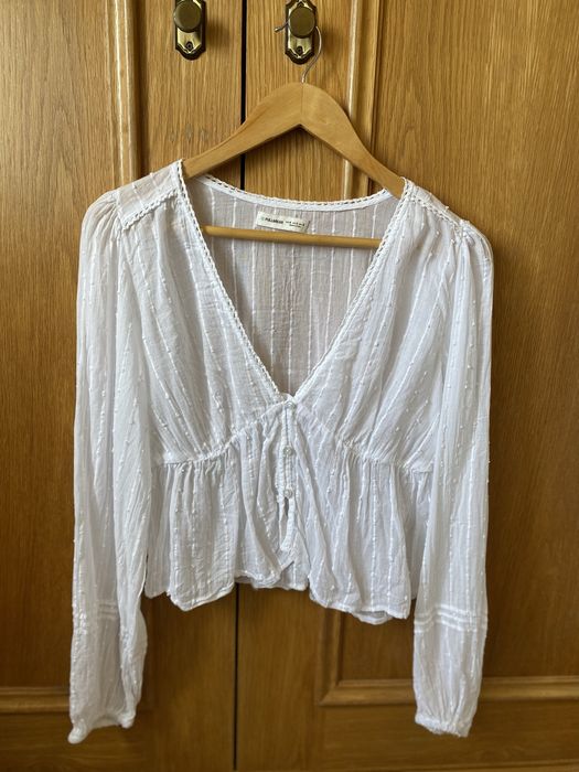 Blusa branca com decote em V