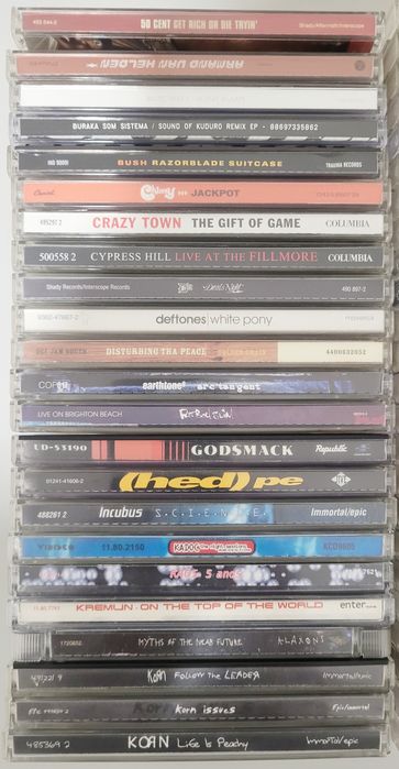 CDs de música de várias bandas e estilos musicais