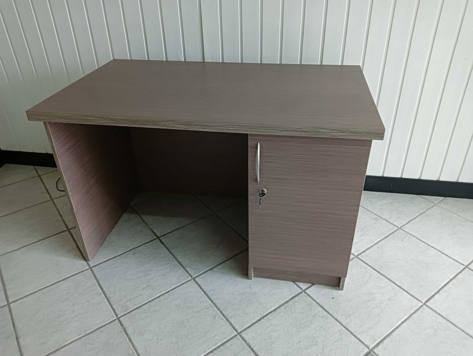 Stół z szafką zamykaną na klucz oraz pełnym tyłem
